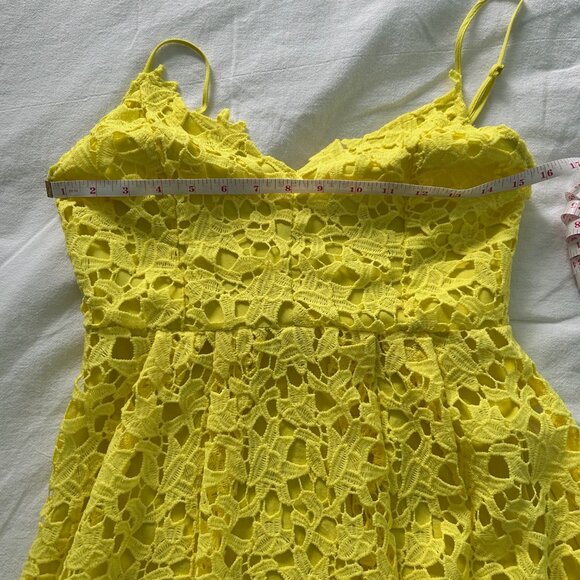 Yellow lace summer dress - Picture 4 of 9